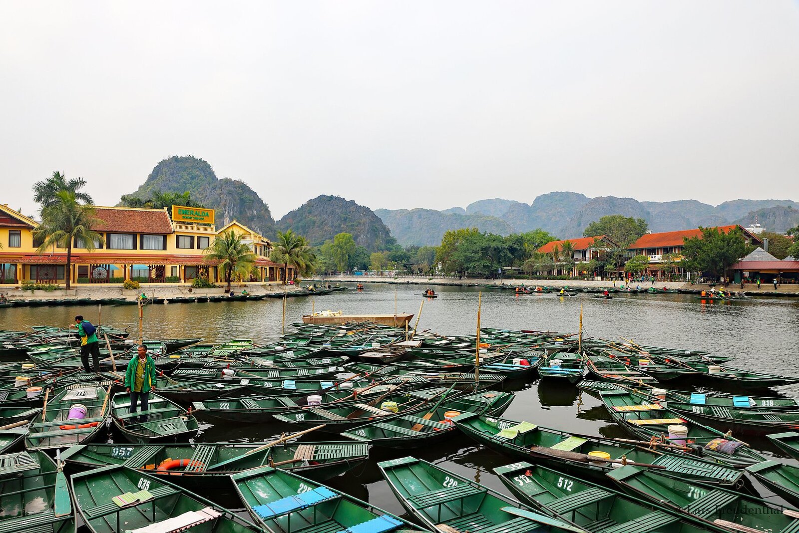 Boote bei der Bootsanlegestelle Tam Cốc im Dorf Văn Lâm in der Provinz Ninh Binh