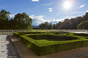 Barockgarten vor dem Schloss Brdo