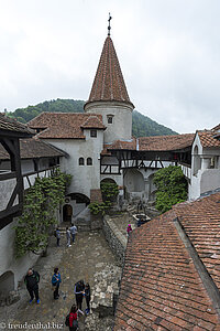 Wir schauen zum Innenhof des Schloss Bran