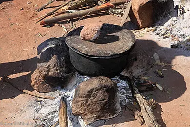 gekocht wird bei den Benna im Freien