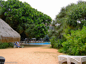 Triton - Blick vom Strand zum Hotelpool