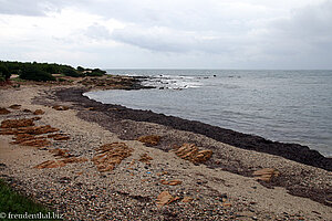 Kiesiger Strand bei Porto Corallo