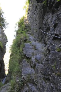 Wanderweg entlang der Felswand