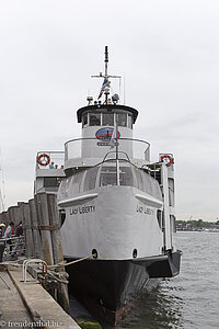 Boot am Battery Park von New York