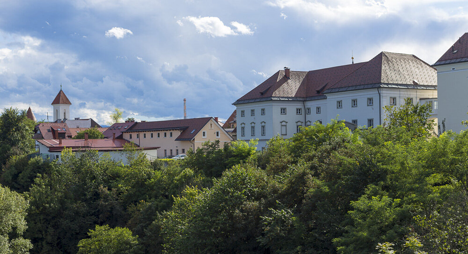 Aussicht auf die Häuser der Altstadt von Kranj hoch über der Kokra in Slowenien