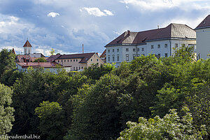 Die Altstadt von Kranj über der Kokra