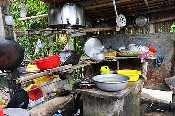 Töpfe und Schüsseln in einer einfachen traditionellen Küche im Mekong-Delta