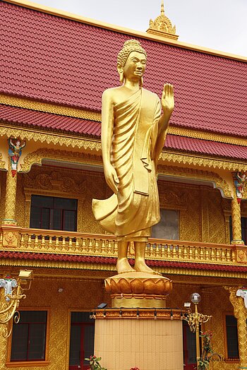 Stehende Buddha-Statue vor der Ziegelofenpagode, Trà Vinh