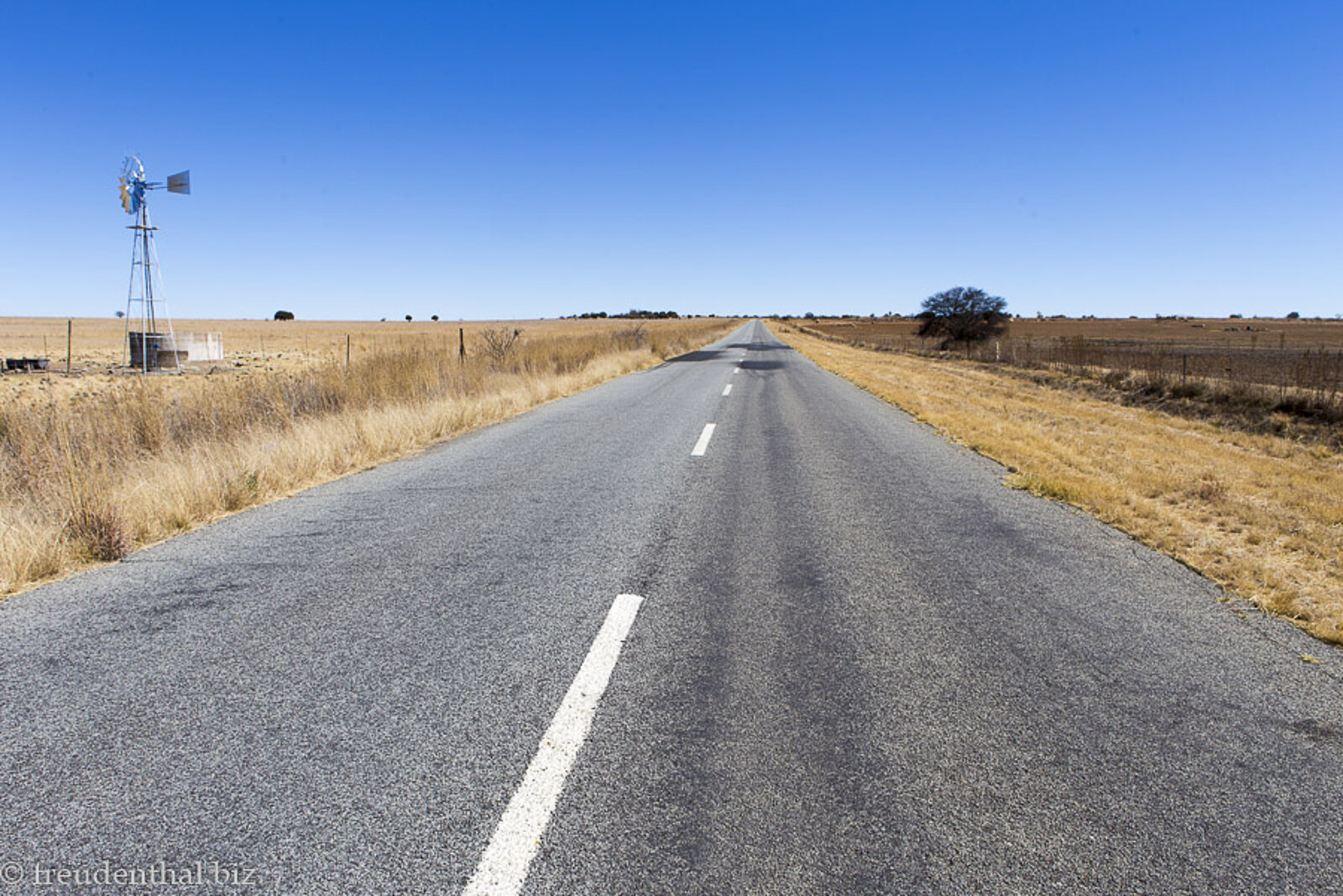 Straße durch den Krater des Vredefort Dome in Südafrika