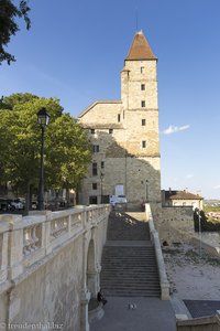Armagnac Turm hinter der Monumentaltreppe
