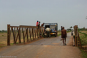 Fahrt nach Siem Reap - LKW-Unfall bei Brücke