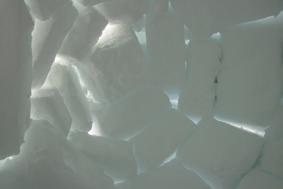 frisch gebautes Iglu von innen am Nebelhorn
