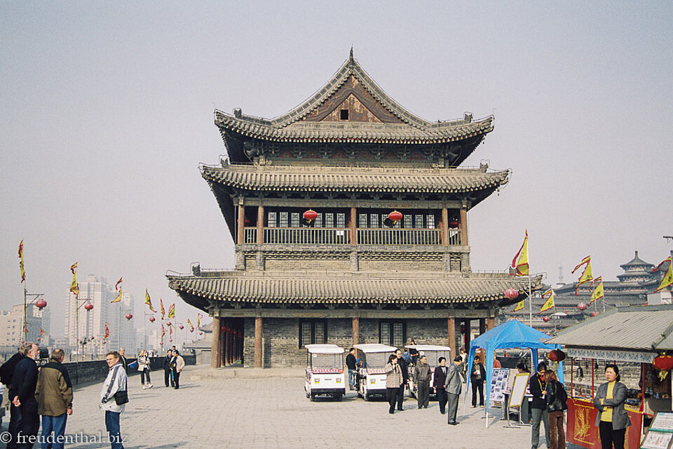 Blick über die Stadtmauer zum Südtor in Xian
