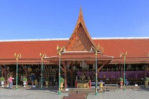Die Ordinationshalle im Wat Intharawiharn