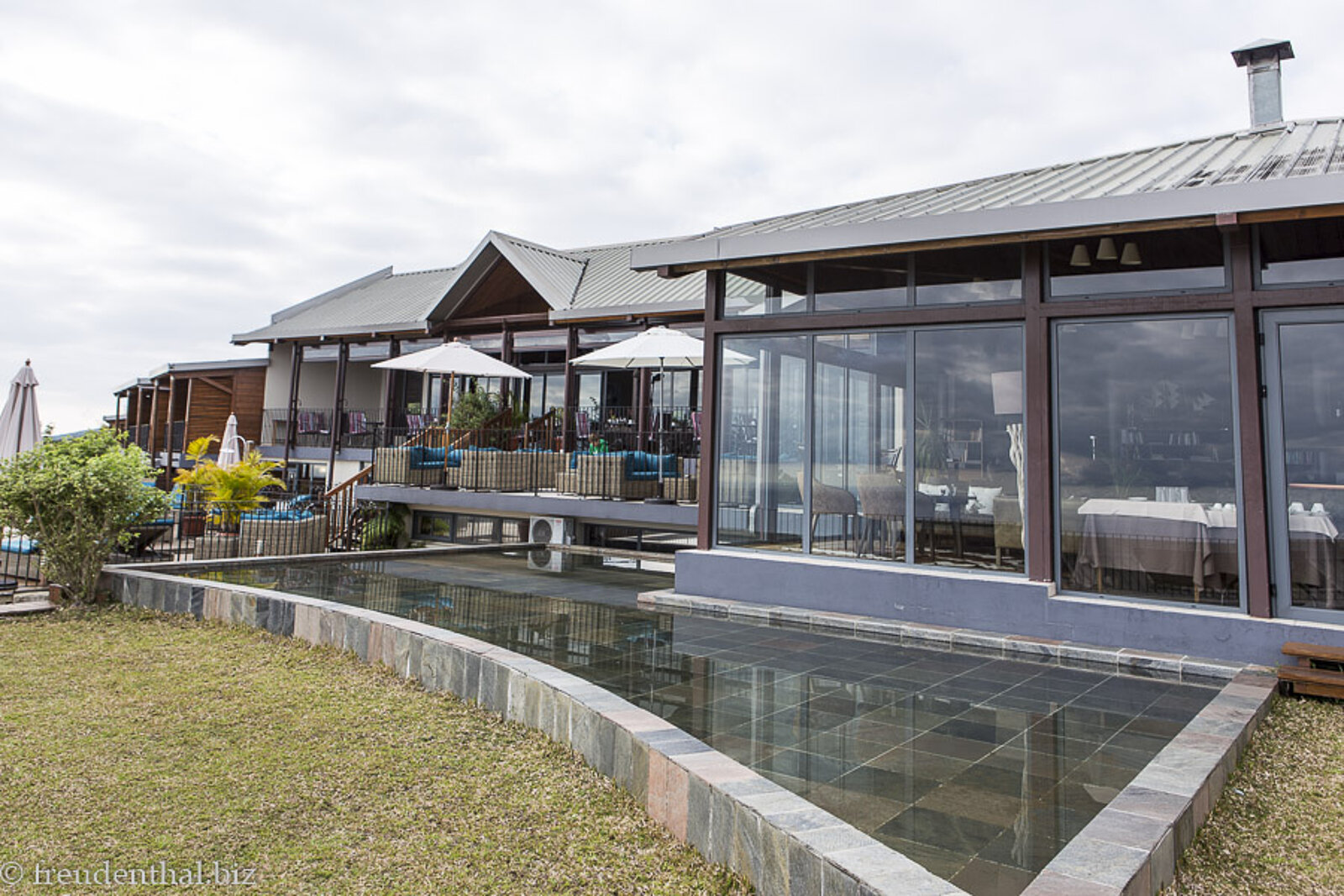 Blick über den Pool zum Hauptgebäude der Diana Dea Lodge auf der Insel La Réunion