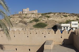 Blick vom Dach des Taqah Castle zum Verteidigungsfort von Taqah
