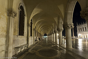 Die Loggia des Dogenpalastes am Abend