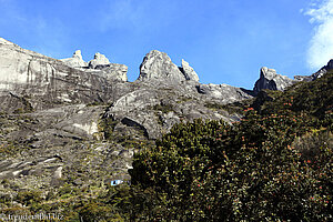 Ausblick vom Laban Rata Resthouse hoch zum Kinabalu