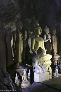 Viele Buddha-Statuen in der Höhle Tham Theung