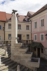 Brunnen mit Gockel an der Rosenkranzkirche