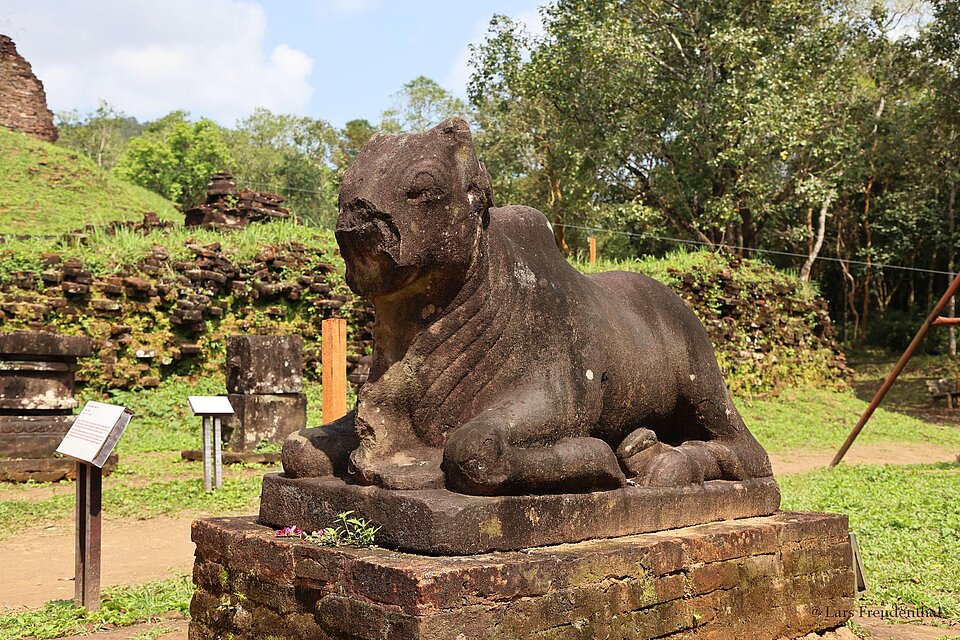 Statue des Torwächters Nandi, einem heiligen Stier in Mỹ Sơn