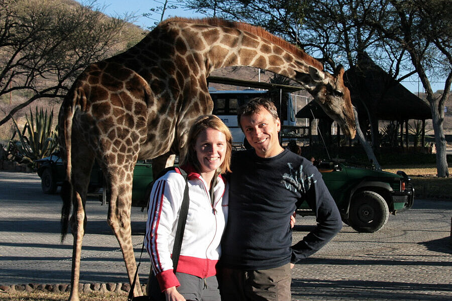 Giraffe Oskar im Garten der Epako Lodge