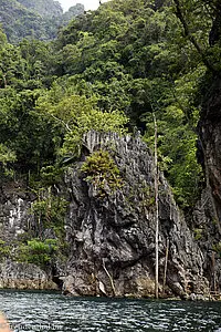 Felsen im Chiew Lan See