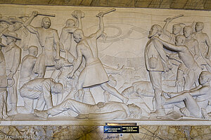 In der Heldenhalle stellen 27 Marmorreliefs die Geschichte des Trecks dar.