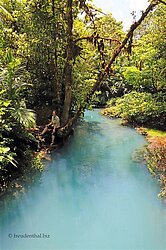 Anne am blauen Wasser des Río Celeste