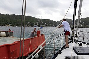 Die Blue Wave legt am Versorgungsschiff von Bequia an.