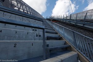 steil sind die Besucherplätze der Holmenkollen-Sprungschanze