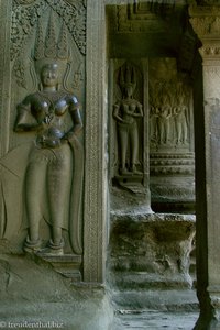 Reliefs in der Galerie von Angkor Wat