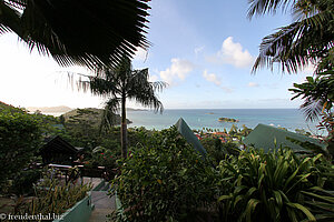 Blick über die Bungalows zum Meer