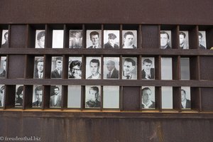 Die »Fenster des Gedenkens«, mit Bildern der 138 Mauertoten.