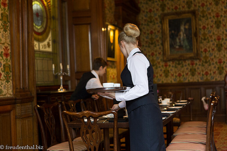 Bedienung mit edlem Zopf im Restaurant vom Norwood Hall Hotel