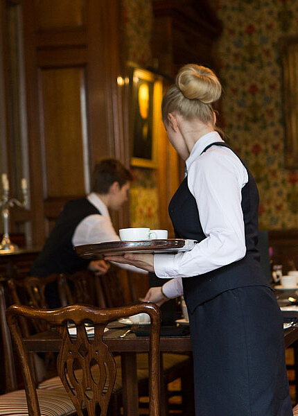 Bedienung mit edlem Zopf im Restaurant vom Norwood Hall Hotel