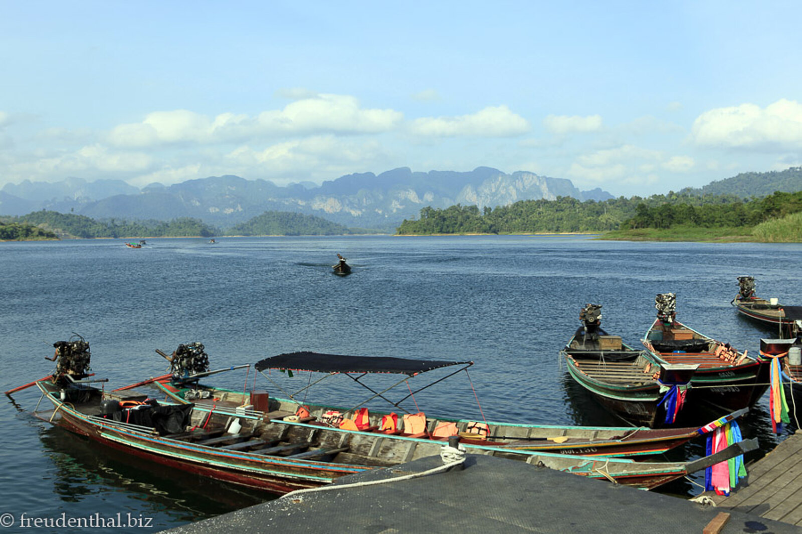 Aussicht von der Anlegestelle über den Chiew-Lan-See im Süden Thailands