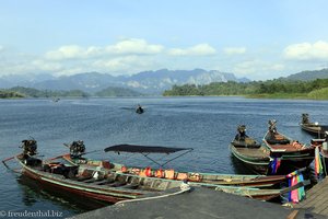 Blick von der Anlegestelle über den Chiew-Lan-See