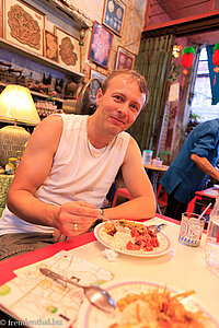 Lars traut dem Essen in der Garküche nicht so ganz.