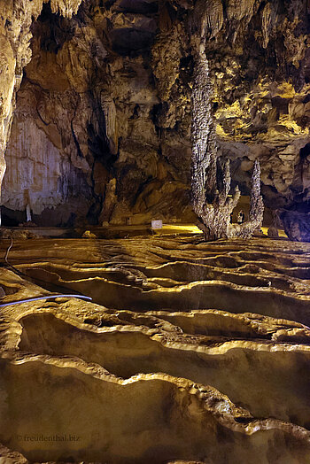 weit gefächerte Kalksinterterrasse in der Ngao‑Höhle