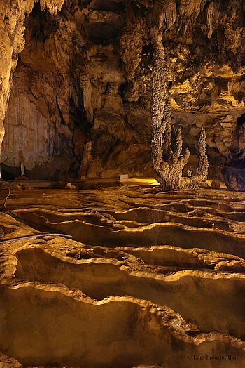 weit gefächerte Kalksinterterrasse in der Ngao‑Höhle