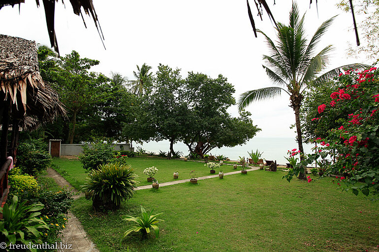 Blick von unserem Bungalow über den Garten zum Lophpa Ret Beach