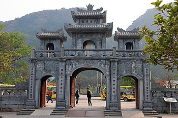 Tam Quan – klassisches dreiteiliges Eingangstor zum Thai-Vi-Tempel bei Ninh Binh