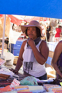 Verkäuferin auf dem Markt von Saint-Pierre