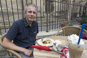 Lars mit Apfelstrudel im Café Wien von Sibiu