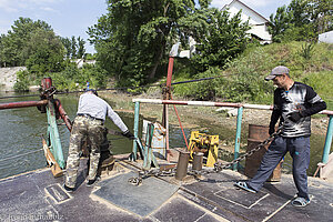 mühsame Handarbeit bei der Fähre über den Dnister nach Tiraspol in Transnistrien