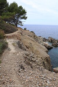 Wanderweg entlang der Küste bei Deià