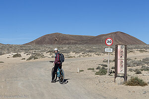 Anne mit dem Fahrrad auf der Insel La Graciosa