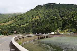 Brücke zwischen dem Lagoa Azul und Lagoa Verde