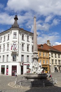 Der Brunnen symbolisiert die drei Krainerflüsse Ljubljanica, Sava und Krka.